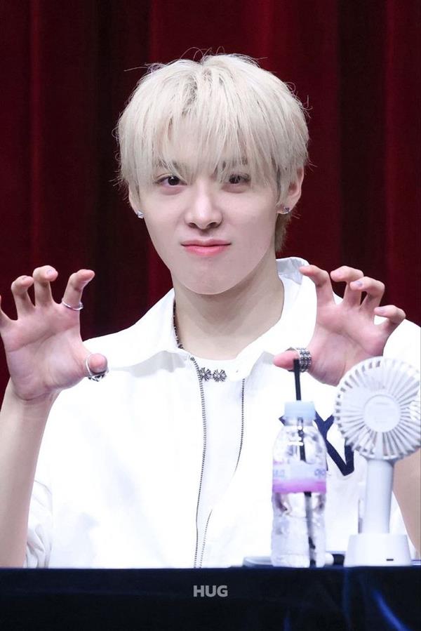 Ảnh nam Hàn biểu cảm cute