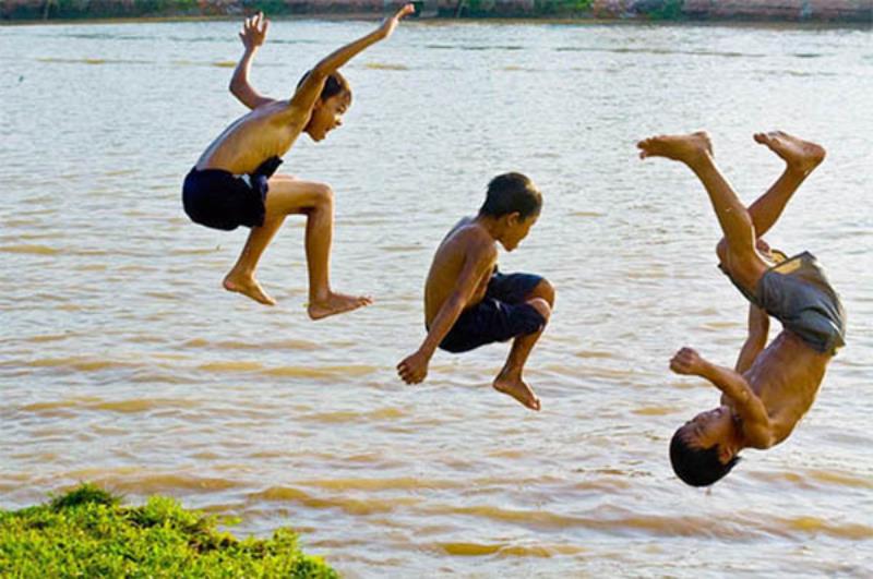 Trẻ trâu tắm sông nghịch ngợm