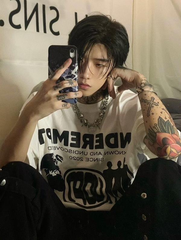 Ảnh trai xăm hình selfie