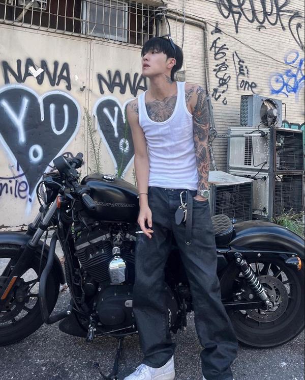 Ảnh trai xăm trổ cùng moto siêu ngầu