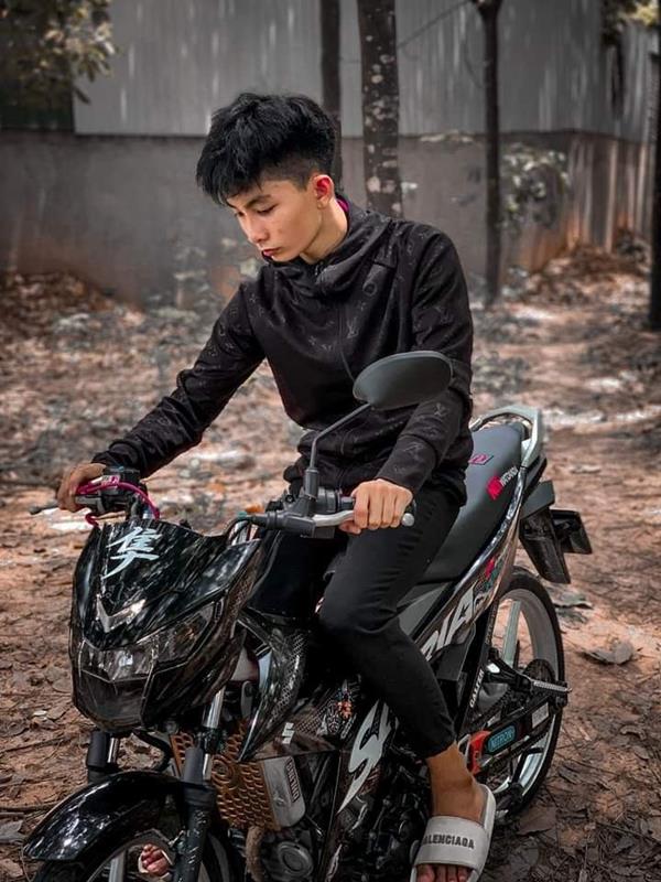 Ảnh trai đẹp ngồi trên xe độ ngầu