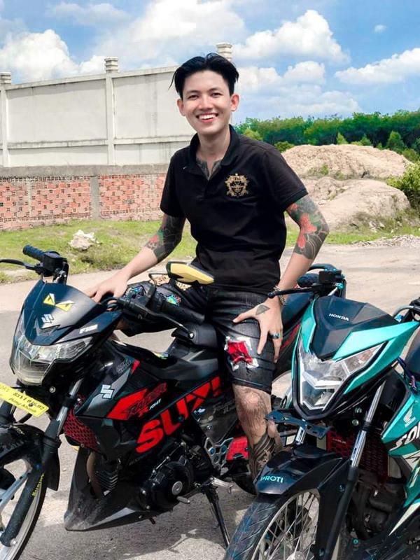 Ảnh trai đẹp ngồi trên xe độ cười tươi
