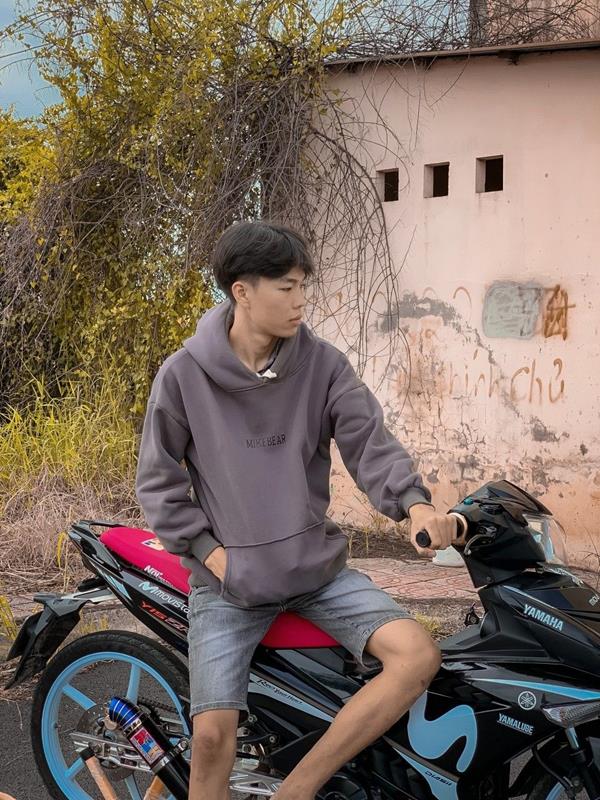 Ảnh trai đẹp ngồi trên xe độ chất