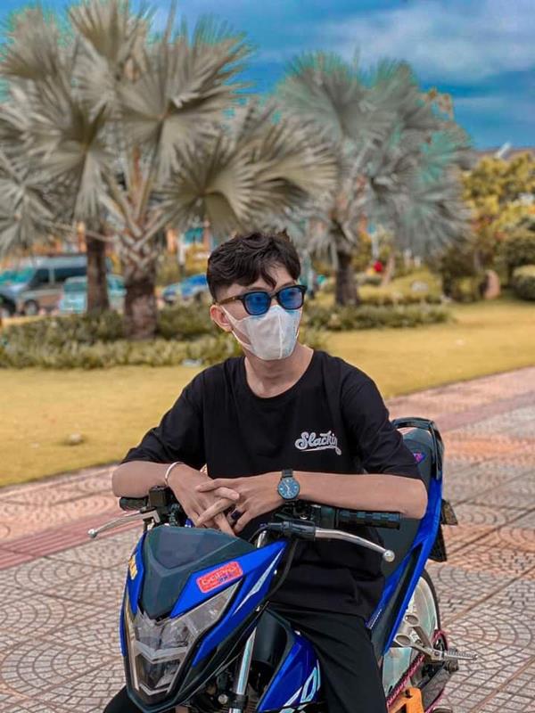 Ảnh nam chạy xe độ đeo khẩu trang