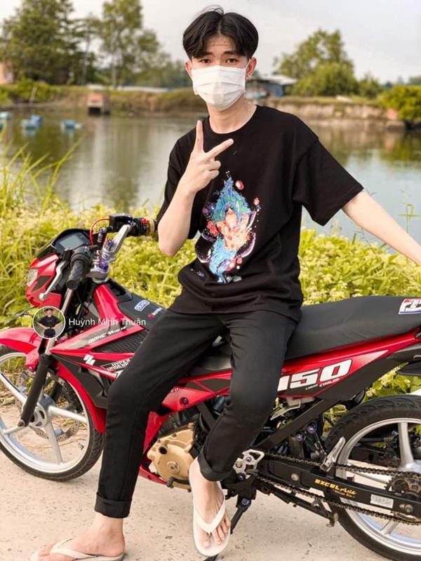 Ảnh nam chạy xe độ che phong mặt cách