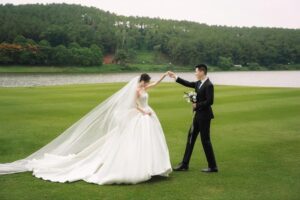 Ảnh vợ chồng khiêu vũ trong trang phục đám cưới