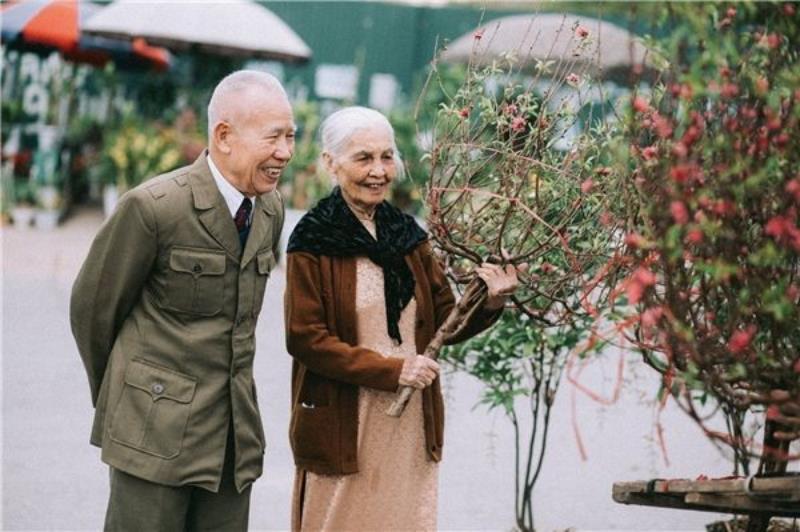 Ảnh ông bà cùng nhau đi chợ tết