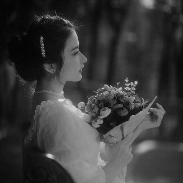 avt cho nữ trắng đen đẹp