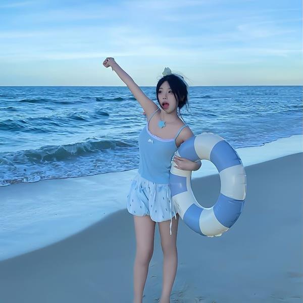 Avatar fb nữ trên bãi biển tinh nghịch