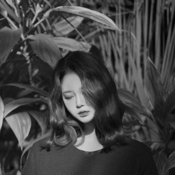 Ảnh đại diện fb nữ trắng đen đẹp