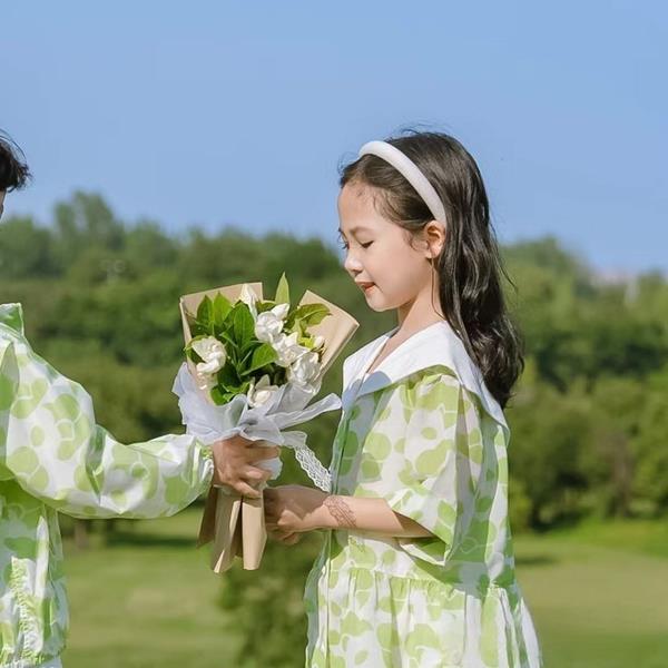 Avt đôi em bé tặng hoa 4b