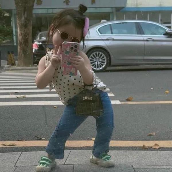 Avt cute em bé selfie điệu đà