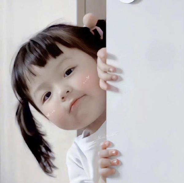 Avt em bé nấp sau cánh cửa