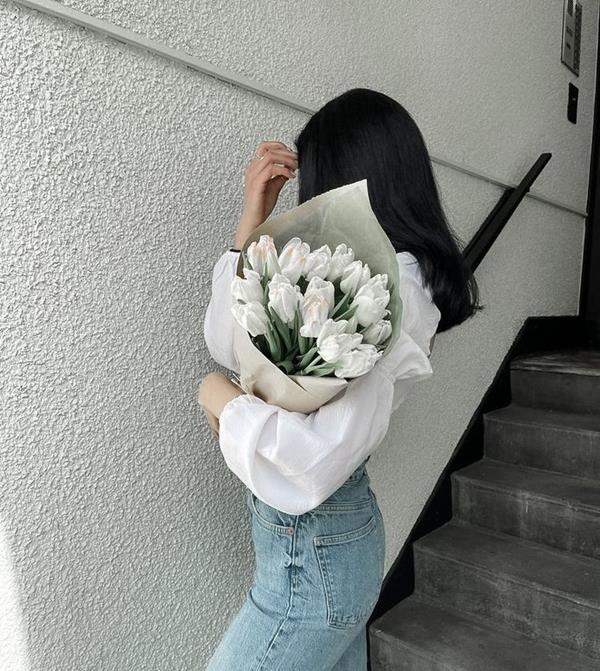Avatar cô gái cầm hoa tulip trắng 