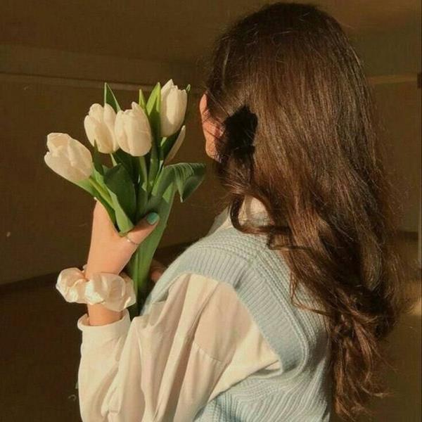 Avatar cô gái cầm hoa tulip trắng 