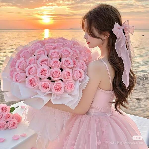 Avatar cô gái cầm bóa hoa hồng siêu to