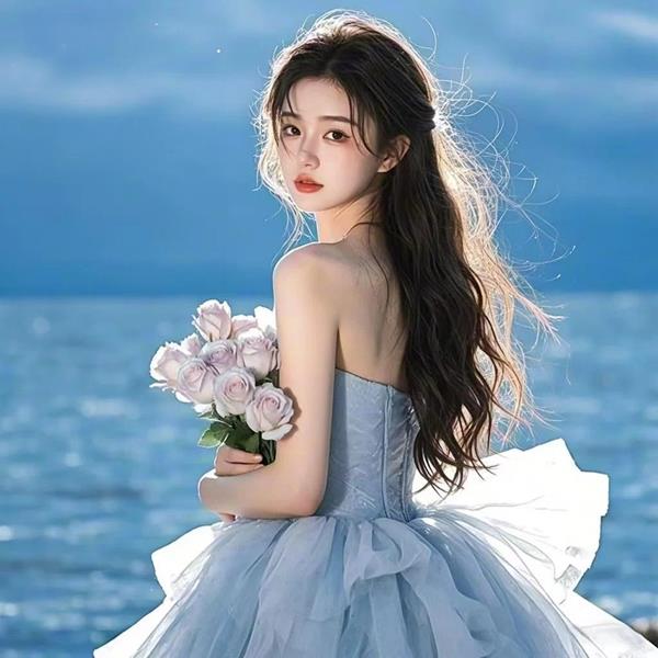 Avatar cô gái cầm bóa hoa hồng quay lưng