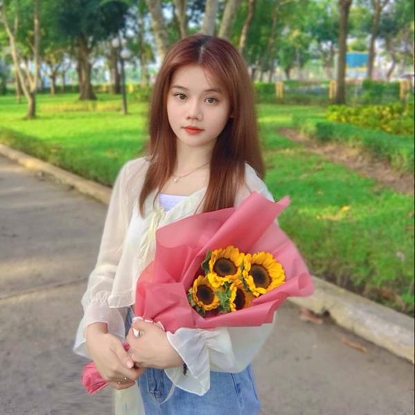 Avatar nữ cầm hoa hướng dương dễ thương