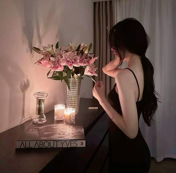 Ảnh đại diện nữ che mặt buồn