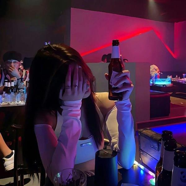 Ảnh đại diện nữ che mặt buồn uống bia