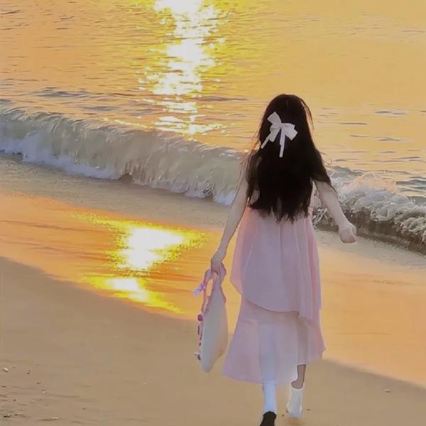 Ảnh avatar nữ quay lưng khi hoàng hôn