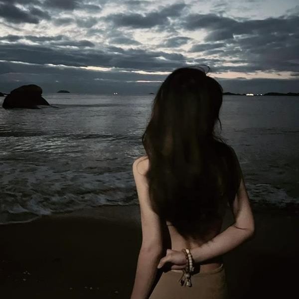 Hình avatar nữ quay lưng cô đơn