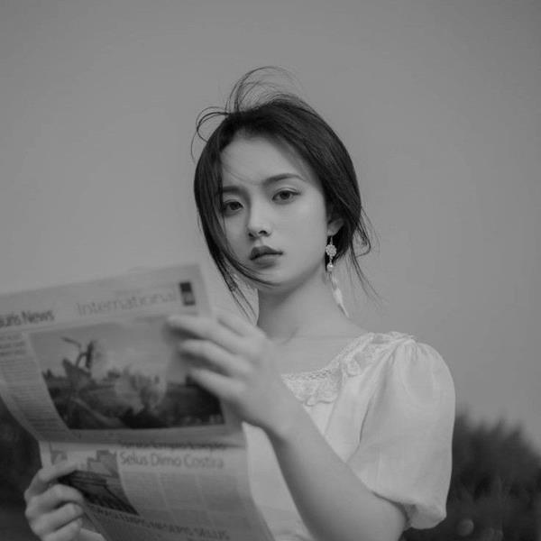Avatar trắng đen nữ đọc báo
