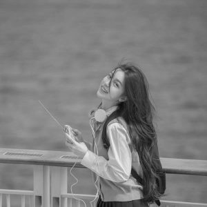 Avatar trắng đen nữ cười tươi