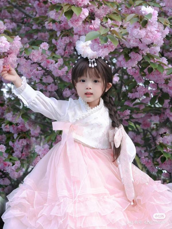 Hình em bé Hàn Quốc mặc hanbok xinh xắn