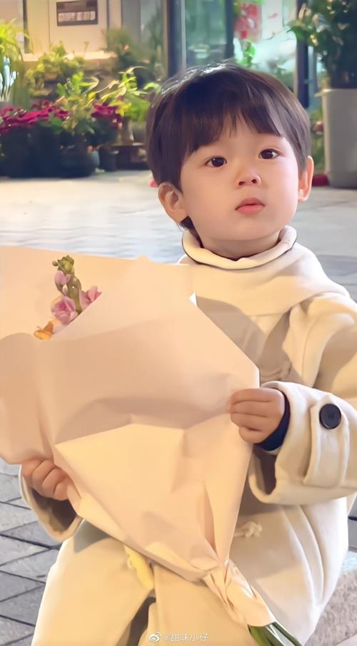 Hình nền điện thoại ảnh bé trai Hàn ôm bó hoa