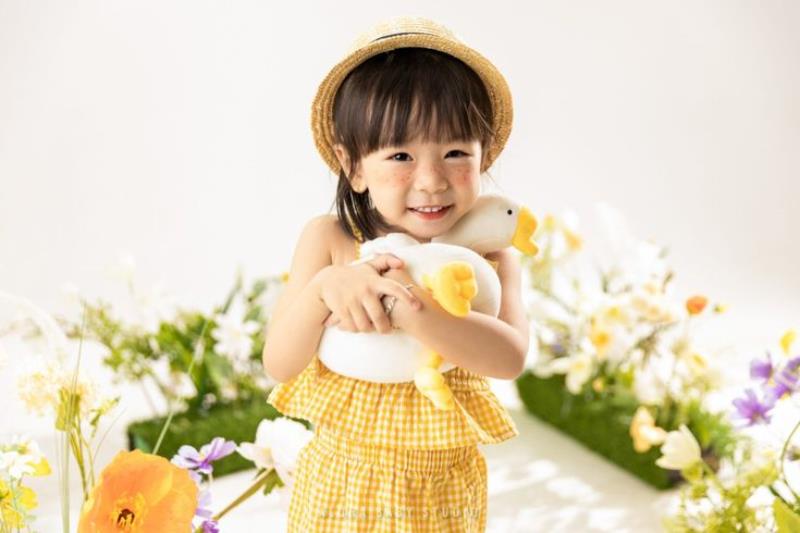 Ảnh bé Hàn Quốc ôm vịt bông cho hình nền máy tính 