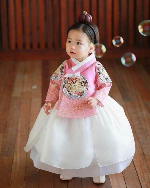 Hình em bé Hàn Quốc mặc hanbok ngây ngô