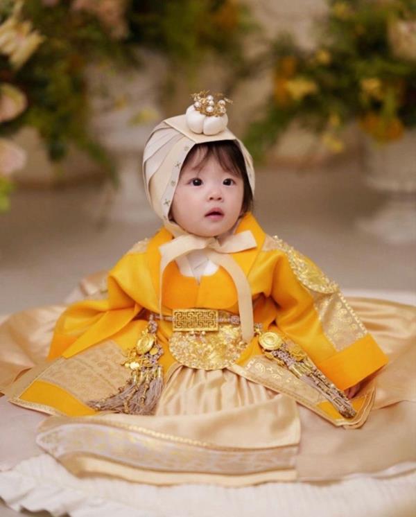 Hình em bé Hàn Quốc mặc hanbok cute