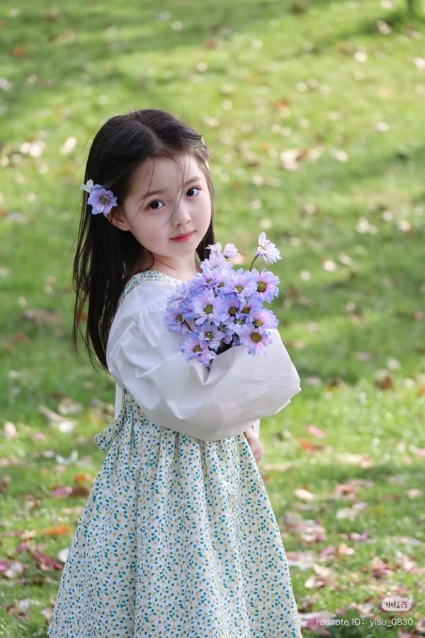 Ảnh bé gái đáng yêu Hàn Quốc ôm bó hoa tím