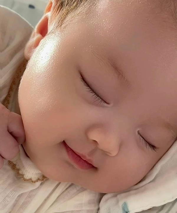 Hình em bé ngủ siêu dễ thương