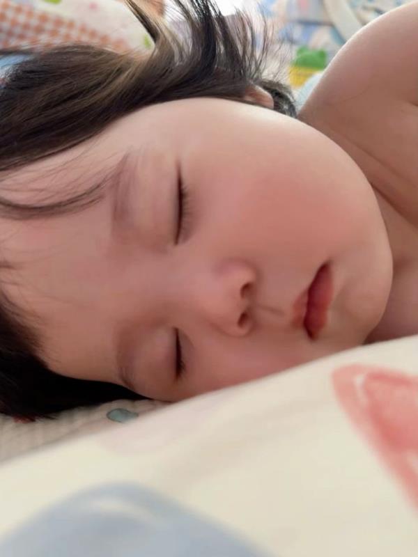 Hình em bé ngủ ngon