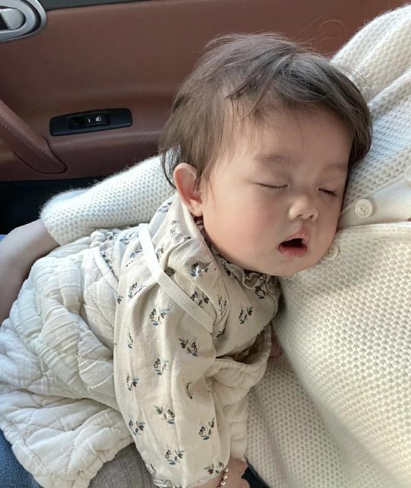 Ảnh bé ngủ ngon trong lòng mẹ
