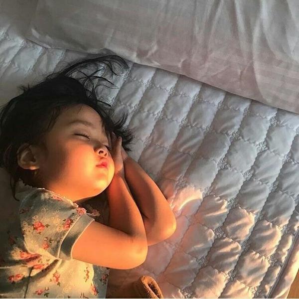 Ảnh bé ngủ ngon nắng vàng chiếu qua cửa sổ