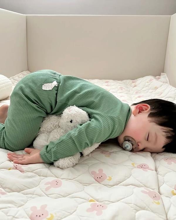 Hình ảnh bé đi ngủ chổng mông cute 