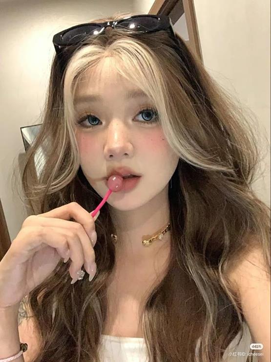 Gái đẹp châu Âu ăn kẹo mút cute