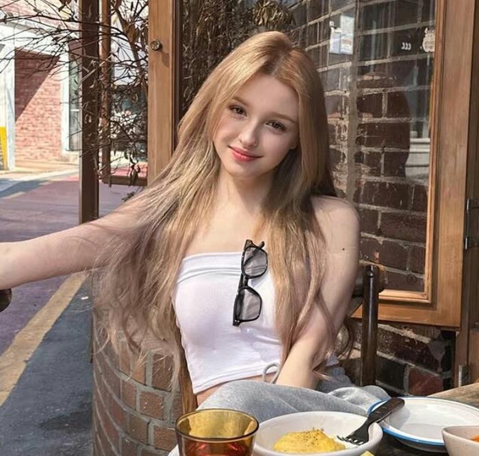 hình gái xinh da trắng tóc vàng