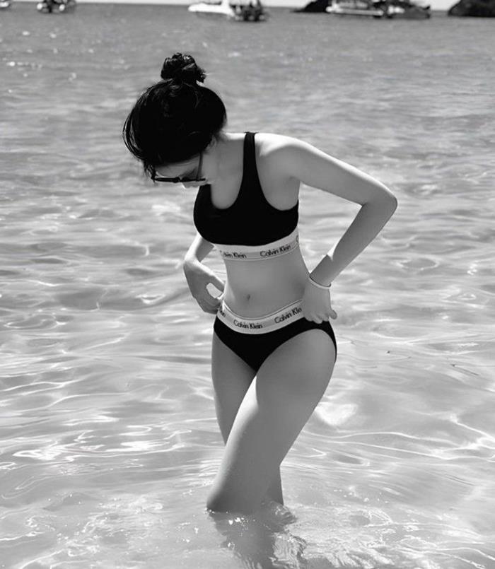 hình gái mặc bikini đen trắng đen