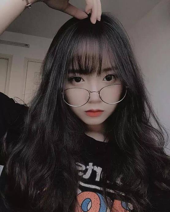 Gái tóc dài đeo kính cute