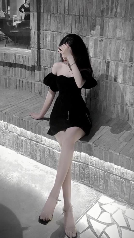Gái tóc dài đeo kính che mặt đẹp