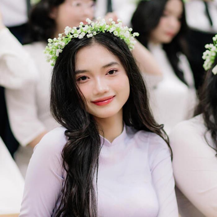 hình gái đẹp tóc dài 14 tuổi mặc áo dài cười mỉm