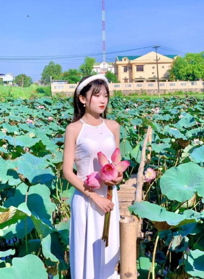 Hình Gái Đẹp Tóc Dài 14 Tuổi chụp cùng hoa sen