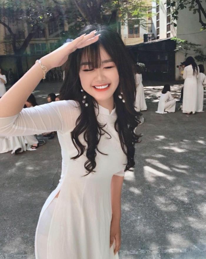 hình gái đẹp tóc dài 14 tuổi mặc áo dài cười
