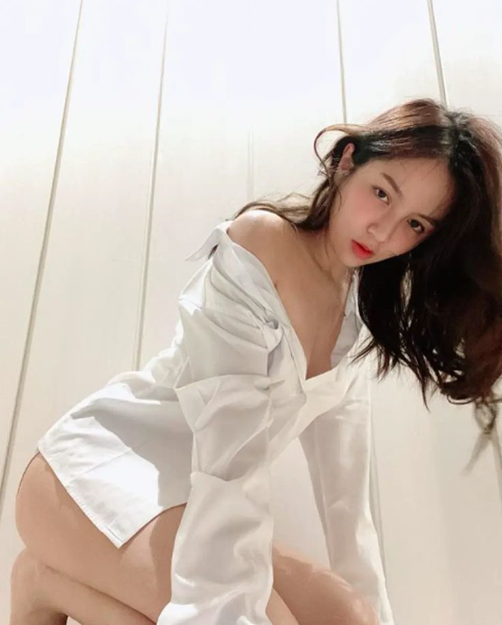 gái đẹp mặc áo sơ mi trắng quyên rũ