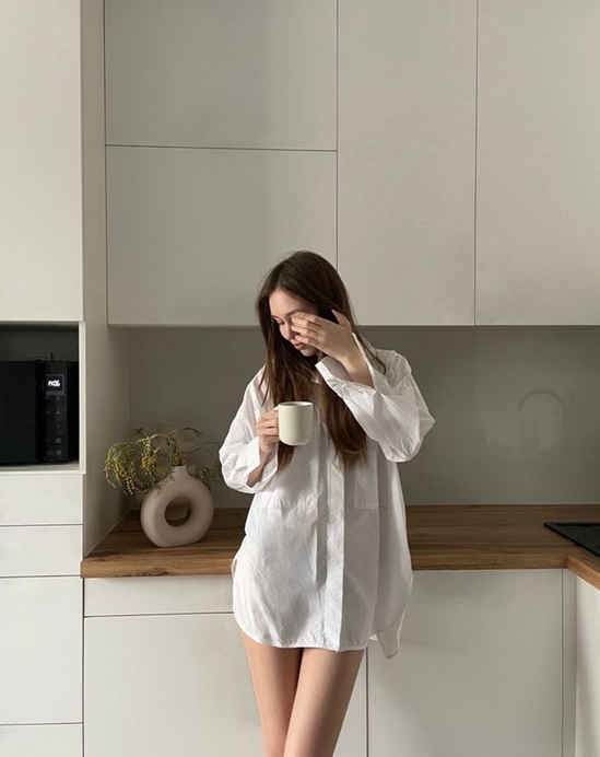 gái đẹp mặc áo sơ mi trắng buổi sáng sớm