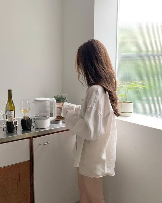 gái đẹp mặc áo sơ mi trắng pha cà phê